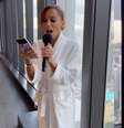Anitta transforma quarto de hotel em karaokê e arranca risada de seguidores -  Foto: Reprodução/Instagram/@anitta / Famosos e Celebridades