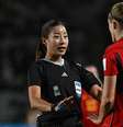 Árbitra sul-coreana, Oh-Hyeon Jeong, durante partida   Foto: Saeed KHAN / AFP