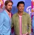 Barbie: Ryan Gosling e Simu Liu protagonizam “climão” no pink carpet -  Foto: Reprodução/Instagram/@gossipdodia / Famosos e Celebridades