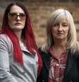 Nicola Foster (à esquerda) e Yvette Sampson se uniram após a morte das filhas  Foto: BBC / EMMA LYNCH / BBC News Brasil