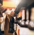 Além de numerosas atividades, o evento dá aos participantes a oportunidade de degustar e comprar vinhos de todo o mundo.  Foto: Via Instagram/@saopaulowinefest / Estadão