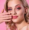 Saiba quais hábitos ajudam a alcançar a pele da Barbie -  Foto: Shutterstock / Alto Astral
