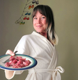Influenciadora vive dieta a base de carne crua e queijo feito com a própria saliva  Foto: reprodução/instagram