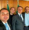 O presidente Jair Bolsonaro com os filhos Flavio, Carlos, Eduardo e Renan.  Foto: Reprodução/Twitter Jair Bolsonaro / Estadão
