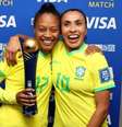Marta (à direita) abraça Ary Borges, que ganhou o troféu de melhor jogadora da partida entre Brasil e Panamá  Foto: Getty Images / BBC News Brasil