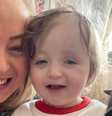 Harper Walker, 18 meses, ao lado da mãe, Jenny Huddart; hematoma no olho direito era, na verdade, um tumor em fase metastática   Foto: Reprodução/Redes Sociais 