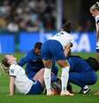 Walsh recebe atendimento após cair no gramado reclamando de dores   Foto: REUTERS/Jaimi Joy