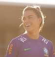 Tamires é a única mãe na seleção brasileira de futebol  Foto: Reprodução/Instagram/@maga.thais/@tamires