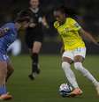 Adriana tenta sair da marcação francesa –  Foto: Thais Magalhães/CBF / Jogada10