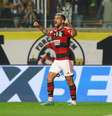 Arrascaeta celebra gol diante do Atlético, no Independência –  Foto: Gilvan de Souza / Flamengo / Jogada10