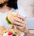 A compulsão alimentar traz diversos problemas à saúde -  Foto: Shutterstock / Alto Astral