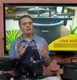 O apresentador e chef Leonardo Roncon foi surpreendido pela 'explosão' do feijão fervendo  Foto: Reprodução