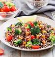 Salada de quinoa com vegetais  Foto: Losangela | Shutterstock / Portal EdiCase