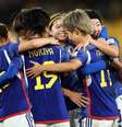 Jogadoras do Japão dão um tremendo nó na Espanha e celebram o gol de Tanaka –  Foto:   Catherine Ivill/Getty Images / Jogada10