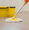 O mop é uma ótima opção para usar no lugar dos panos de chão –  Foto: Shutterstock / Alto Astral
