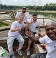 Oséas (à direita) com sua equipe em pausa durante trabalho em Londres  Foto: Oseas Andrade / BBC News Brasil