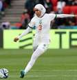 A Marroquina Nouhalia Benzina é a primeira mulher a usar hijab na Copa do Mundo  Foto: ntling-FIFA via Getty Images