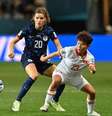 A holandesa Janseen (camisa 20) disputa a bola com  a vietnamita Thi Bich Thuy Nguyen. Seleção europeia arrasou:   Foto: Sanka Vidanagama/AFP via Getty Images / Jogada10