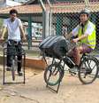 Everton Silva e Daniel Gomes da Silva ajudam empreendedores locais e instituições a divulgarem o seu trabalho por meio da bike som   Foto: Danielle Lobato/Agência Mural 