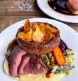 O assado tradicional é uma espécie de bife envelhecido, mas o almoço do The Bank Taven ficou tão popular que ganhou um menu próprio com variações do prato.  Foto: Divulgação @thebanktavern / Estadão