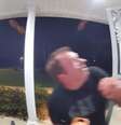 Homem se assusta após ser mordido por cobra na porta de casa  Foto: Reprodução/TikTok/ haven1998