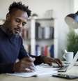 Homem trabalhando em casa  Foto: Foto:Istock