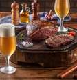 Cerveja é uma das bebidas que mais combinam com churrasco  Foto: iStock