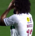 Marcelo se desespera após lesionar adversário na Libertadores  Foto: Reprodução/Paramount