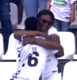 Yeiler Valencia abraça a mãe ao marcar o 1º gol profissional  Foto: reprodução/Win Sports