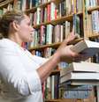 Os bibliotecários costumam ter rotinas de trabalho mais previsíveis e tranquilas, ideais para quem sofre de ansiedade  Foto: Canva/Reprodução / Guia do Estudante