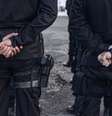 Policiais de costas  Foto: Getty Images / BBC News Brasil