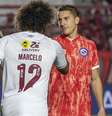 Marcelo cumprimenta Luciano Sánchez antes da bola rolar para Argentino Juniors e Fluminense, nas oitavas de final da Libertadores –  Foto: – Divulgação/Fluminense / Jogada10