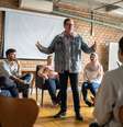 Homem maduro dando uma palestra em uma universidade.  Foto: Foto: Istock