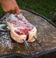 Carne temperada com sal grosso, ideal para churrasco  Foto: iStock