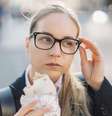 Você costuma comer em pé ou caminhando? Talvez você já saiba disso, mas esse não é um bom hábito  Foto: Getty Images / BBC News Brasil