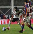Arboleda em disputa de bola com atacante do San Lorenzo –  Foto: Rubens Chiri/Saopaulofc.net / Jogada10