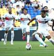 Neymar, ao fundo, observa a disputa de de bola. Enfim, voltou aos gramados após seis meses. Fez dois gols e deu passe de calcanhar no outro no triunfo por 3 a 0 do PSG sobre o Jeonbuk –   Foto: TV PSG  / Jogada10