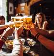 Cerveja é uma das bebidas preferidas para reunir os amigos e brindar  Foto: iStock
