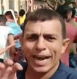 População não exitou em pegar o dinheiro jogado pelo vereador  Foto: Reprodução