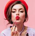 Saiba como escolher os tons certos de batom e aprenda dicas para passá-los corretamente - Shutterstock  Foto: Alto Astral