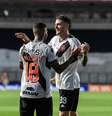 Vegetti comemora seu gol com Paulinho  Foto: Thiago Ribeiro/ Agif/Gazeta Press