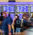 Passageiros conferem horários dos voos em painel eletrônico no aeroporto de Frankfurt  Foto: DW / Deutsche Welle