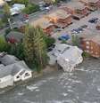 Enchente derruba e leva casa em Juneau, nos Estados Unidos  Foto: @twowildhearts via REUTERS