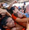 Após reclamar da segurança, Lula desce do palco e abraça apoiadores em Parintins (PA), na quinta, 3  Foto: Ricardo Stuckert/Presidência