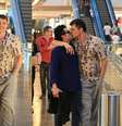 Carmo Dalla Vecchia beija rapaz em shopping  Foto: @agnews