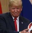 Trump segura a bola da Copa do Mundo de 2018  Foto: Mikhail Svetlov/Getty Images
