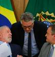 Lula e os minsitros Alexandre Padilha e Rui Costa  Foto: Poder360