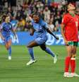 Kadidiatou Diani (centro) celebra o seu gol, que abriu o placar para a França, no jogo contra Marrocos, pelas oitavas do Mundial –  Foto:   Cameron Spencer/Getty Images / Jogada10