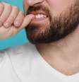 Aprenda simpatias para se livrar do vício de roer as unhas -  Foto: Shutterstock / João Bidu