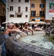 Turistas se refrescam do calor em fonte de Roma, na Itália  Foto: ANSA / Ansa - Brasil